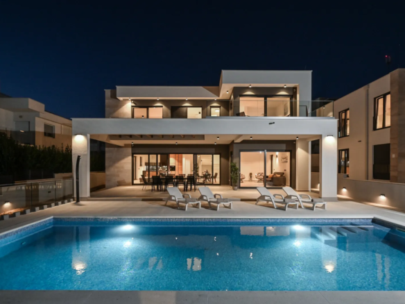 Savršenstvo mediteranskog stila – Ekskluzivna vila s bazenom u Novalji, otok Pag