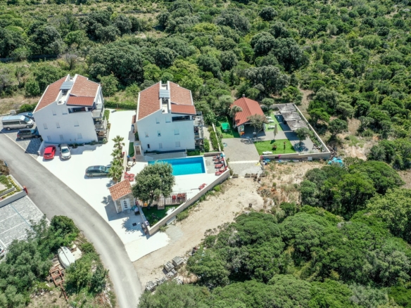 Pag, Novalja, 2 Stambene zgrade, 16 apartmana, Bazen, Parking