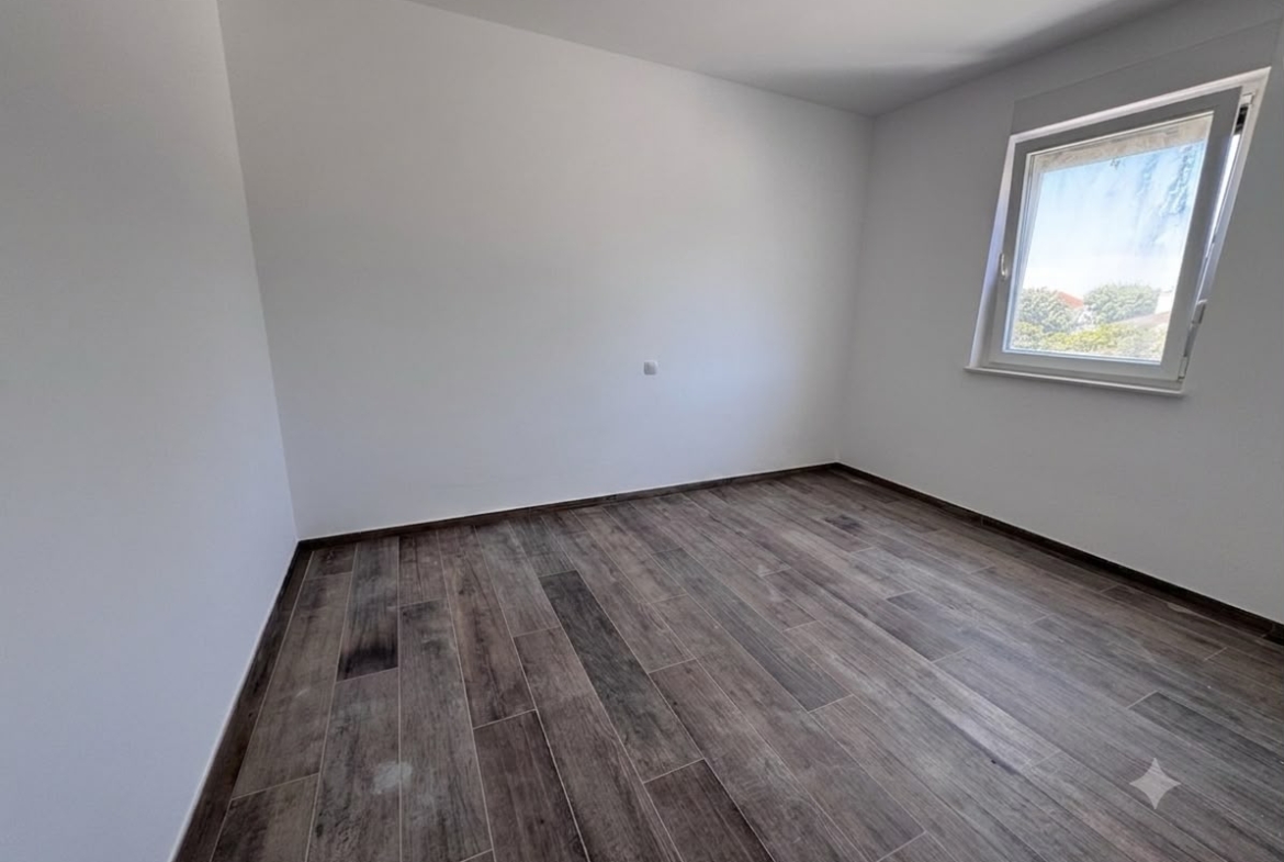 Pag, Mandre, luksuzni apartman s vlastitim bazenom, 110m2