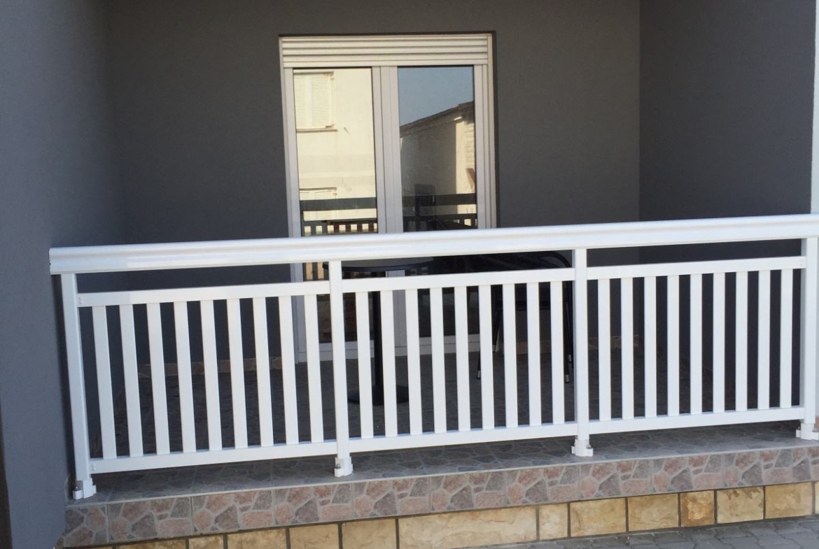 Vir, Kuća s 4 apartmana, Privatni parking, 50 m od mora