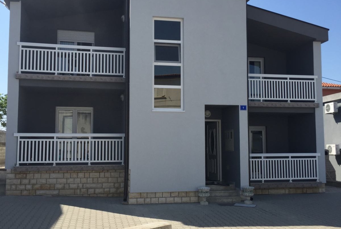 Vir, Kuća s 4 apartmana, Privatni parking, 50 m od mora